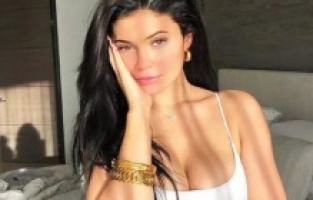Kylie Jenner'dan bikinili poz