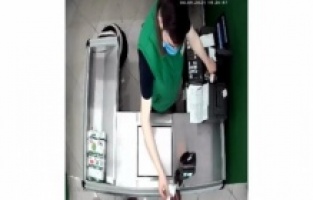 Market görevlisinin arkadaşları tarafından darp edilmesi kamerada