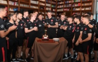 Berke Özer'in doğum günü kutlandı