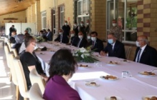 Bakan Akar, şehit aileleri ile bayramlaştı