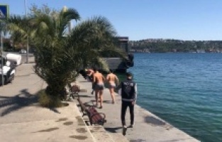 Polisi görünce yarı çıplak kaçtılar