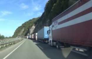 Sınır kapısında 15 kilometrelik tır yoğunluğu