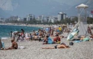 Tam kapanma bitti, Antalyalılar sahille buluştu