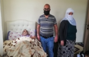 Tamamı engelli olan aileyi sevince boğdular