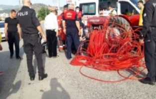 Traktörün altında sıkışan kadını itfaiye kurtardı