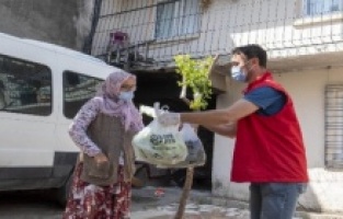 Üreticinin elinde kalan sebzeler, dar gelirli vatandaşlara dağıtılıyor