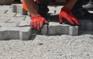 Yunusemre'nin 5 mahallesinde parke taşı döşeniyor