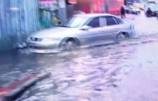 Zincirlikuyu'da yollar su altında kaldı