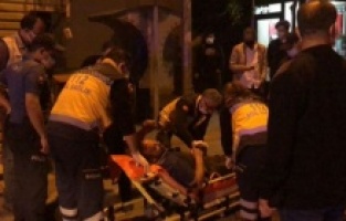 Arkadaşını bıçakladı sonra başında oturup sigara içti