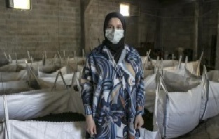 Beslediği solucanlardan kazanç elde ediyor