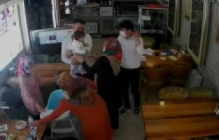 Boğazına ekmek takılan çocuğu işte böyle kurtardı!