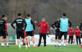 Çelikler'den şok Şenol Güneş yorumu    "Gri takım elbise ile değil taktikle"