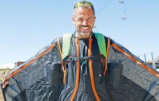 Çok şaşıracaksınız! İşten eve uçarak gidiyor