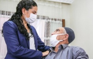 Diyarbakır'da, Kaymakam Büyüknalçacı, aşı yaptırmayanları ikna etmek için, Kürtçe öğrendi