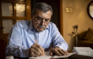 Evlilik yıl dönümünde kaybettiği eşi için şiir kitabı çıkarttı!