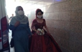 Gelinliğiyle hataneye koştu