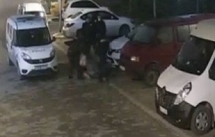 Genç kadını 2 polis dövdü 3’ü izledi