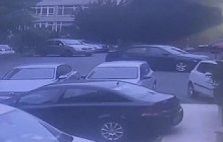 Geri vitesteyken gaza bastı binaya çarptı!