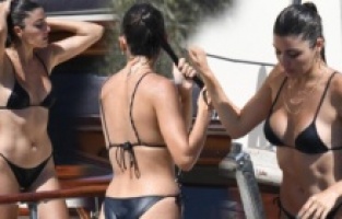 Hande Erçel tatilin keyfini çıkarıyor