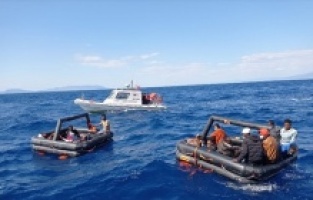 Türk kara sularına itilen 131 düzensiz göçmen kurtarıldı