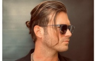 Kıvanç Tatlıtuğ bu sefer de ünlü bir deterjan markasının yüzü oldu!