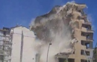 Korna sesi 8 katlı binayı yıktı!