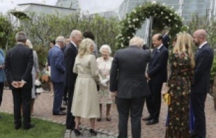 Kraliçe doğum günü kutlamasında yalnız kaldı!