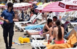 Kuşadası'nda sahiller yabancı turistlere kaldı