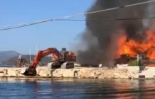 Marmaris'te çıkan yangında 2 milyonluk tekne küle döndü