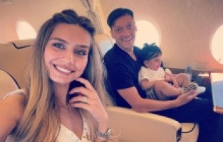 MESUT ÖZİL KAYNANASINA ÖYLE BİR HEDİYE ALDI Kİ HERKES ŞOKA GİRDİ!