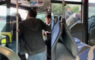 Metrobüste yumruklu kavga