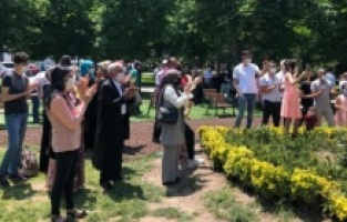 Normalleşmeyi duyan nikah dairesine koştu