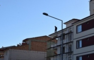 para dolu çanta ile çatıya çıktı