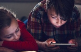 Sosyal medya kullanan çocukların aileleri dikkat!