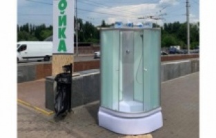 Ukrayna'da sıcaklara ilginç çözüm! Sokaklara seyyar duşa kabinler kuruldu!