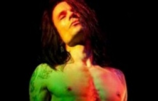 Ünlü şarkıcı aşı yüzünden mi öldü?