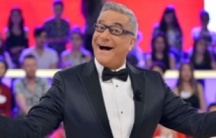 Üvey baba eziyetiyle büyüyen ünlü kim?