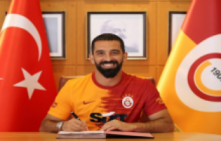 Arda Turan 1 yıl daha Galatasaray'da