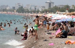 Konyaaltı Sahilinde adım atacak yer kalmadı