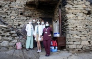 Mobil aşı ekibi köy köy gezerek vatandaşları aşılıyor!