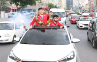 Şampiyon güreşçiler coşkuyla karşılandı