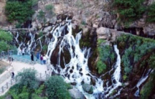 Serinlemek isteyen Tomara Şelalesi'nin yolunu tutuyor