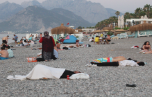 Sıcaklardan bunalanlar Konyaaltı Sahili’nde sabahlıyor
