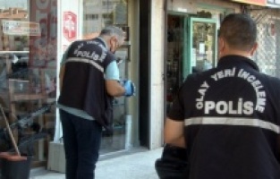 Silahla kendini yanlışlıkla vurdu!