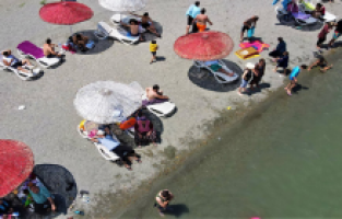 Tatilciler Hazar Gölü'ne akın etti