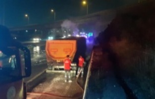 TEM'de hafriyat kamyonu alev alev yandı