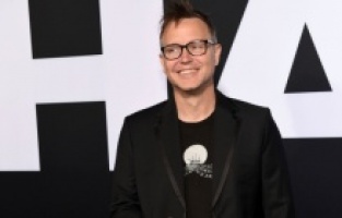 Ünlü müzik grubunun solisti kanser olduğunu açıkladı!