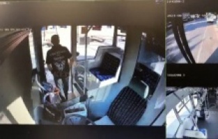 Fırsattan istifade etti paraları çaldı