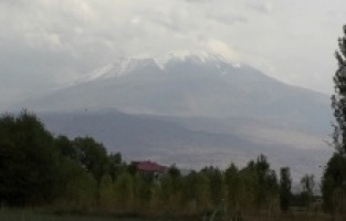 Havaların soğumasıyla Ağrı Dağı'na kar yağdı