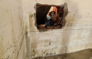 Kırdıkları duvar sayesinde kurtuldular!